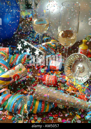 Eine wilde New Years Eve Party zeigen Konfetti fliegen, Hörner, Lärm Macher Luftballons Luftschlangen und Champagner. Stockfoto