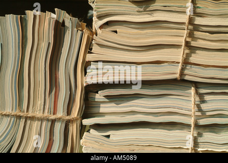 Stapel Zeitschriften mit einer Schnur gebunden und bereit, für das recycling löschte. Stockfoto