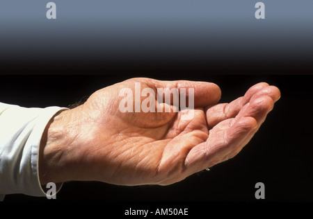 Hand aus, als ob betteln oder warten auf Veränderung Stockfoto