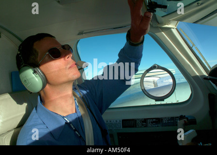 Pilot im Cockpit eines Twin Motor Turbo Prop Flugzeug Stockfoto