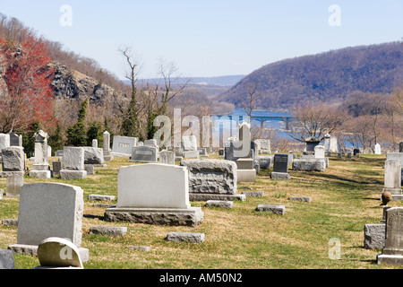 Reihen von Grabsteinen auf historischen Friedhof bei Harpers Ferry mit Blick auf den Zusammenfluss des Potomac und Shenandoah river Stockfoto