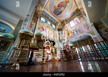 Kirche, Innenraum Almaty Kasachstan. Hauptaltar, Ikonostase, Ornamente und Deckengemälde in der St. Nikolaus-Kathedrale. Stockfoto