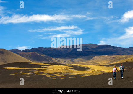 Ein paar gehen Hand in Hand in Payunia Provincial Park, Argentinien Stockfoto