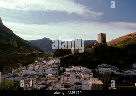 Die kleine Stadt Cazorla und der maurischen Burg La Yedra mitten im Herzen des Naturparks Sierra de Cazorla Stockfoto