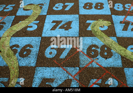 Schlangen und Leitern Spiel. Stockfoto