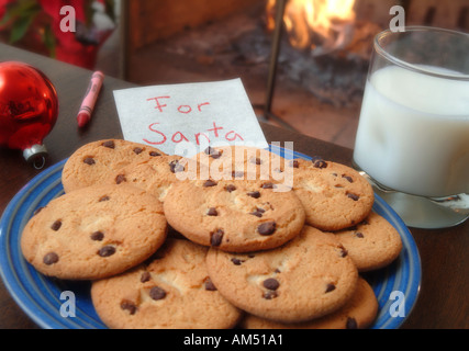 Ein Teller mit Schokosplittern Links für den Weihnachtsmann zusammen mit einem Glas Milch und ein Hinweis. Stockfoto