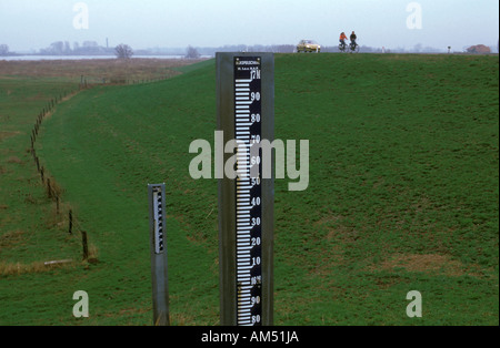 Ooijpolder Deich des Flusses Waal ein Messgerät zur Messung der Wasserstand Stockfoto