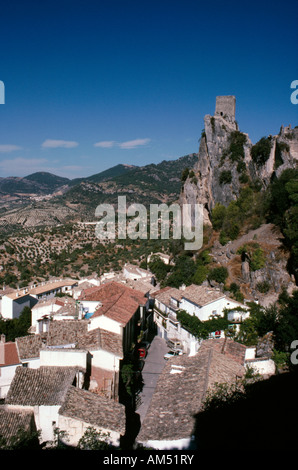 Eine Burg der maurischen Ursprungs sitzt über dem kleinen Dorf La Iruela in der Nähe von Cazorla, am Rande der Sierra de Cazorla Stockfoto