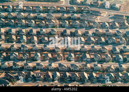 Zersiedelung über laufende Ackerland im amerikanischen Südwesten Stockfoto