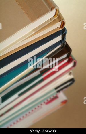 Hohe Stapel von Büchern Hardcover-Bücher Stockfoto