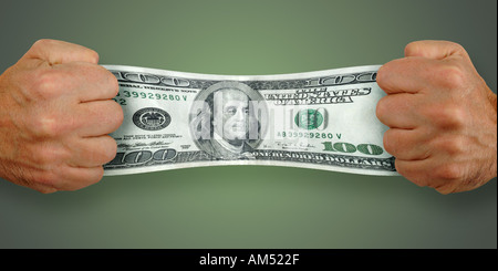 Mann hält und erstreckt sich eine 100-Dollar-Rechnung Stockfoto