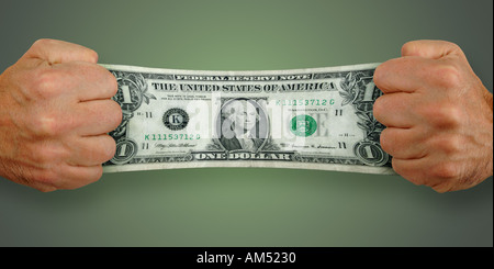 Ein Mann streckte einen 1-Dollar-Schein Stockfoto