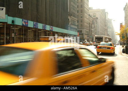 Taxis langsamer-5th Avenue in Manhattan Stockfoto