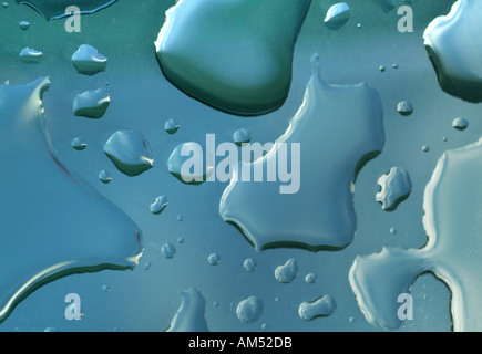 Wassertropfen auf Glas nur nach einem Regen Stockfoto