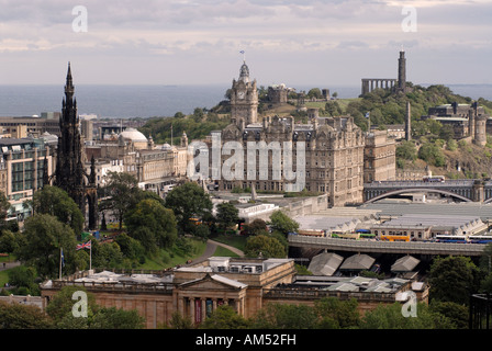 Edinburgh Gesamtansicht zeigt Scott Monument Balmoral Hotel Nelson Monument Nationalmonument. Blick vom Edinburgh castle Stockfoto