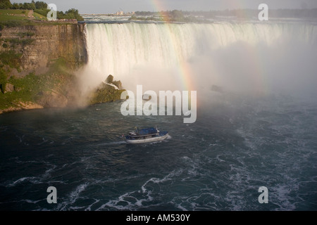 Niagara Falls und Regenbogen Stockfoto