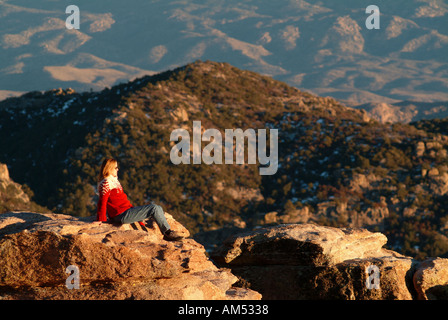 Frau auf Berggipfel nimmt in den Blick. Dieser Berg ist in den Catalina Mountains in der Nähe von Tucson, Arizona Stockfoto