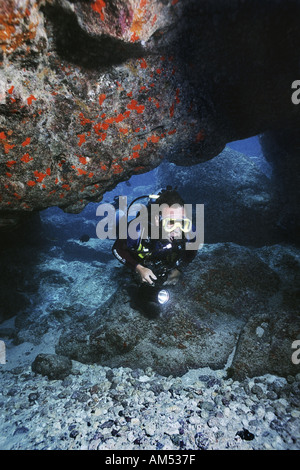 Scuba Diver ist aus einer Höhle schwimmen. Stockfoto