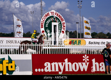 Darwin Australien Fannie Bay St Patricks Tag Rennen Jockey auf Pferd Stockfoto