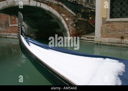 Verschneite Gondel in Venedig Stockfoto