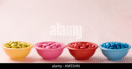 Reihe von vier Schüsseln gefüllt mit Bonbons Stockfoto