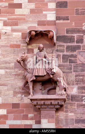 Statue an der Vorderseite des Doms, Basel, Schweiz Stockfoto