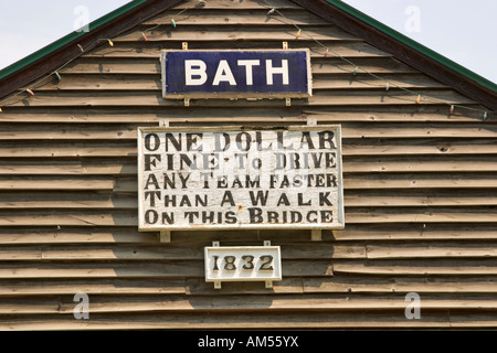 One Dollar Fine, Bekanntmachung über die überdachte Brücke am Bad, New Hampshire Stockfoto