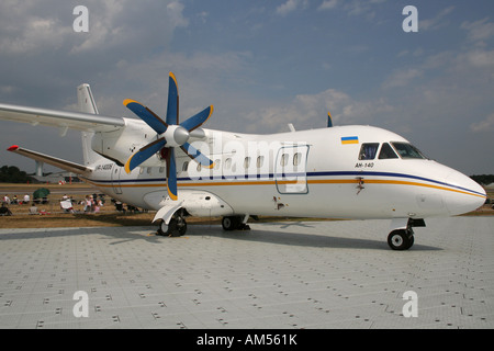 Antonow An-140 Turboprop-Verkehrsflugzeug auf dem Display auf der Farnborough International Airshow, UK, Juli 2006 Stockfoto