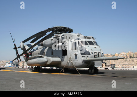 Ein Sikorsky CH-53E Super Stallion-Hubschrauber von der US-Marines an Bord der amphibischen Angriff Schiff USS Kearsarge betrieben Stockfoto