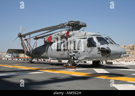 UNS Marine Sikorsky MH-60 s Knighthawk Hubschrauber an Bord der amphibischen Angriff Schiff USS Kearsarge Stockfoto