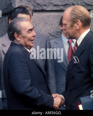 Präsident Ford und Leonid Breshnev Handschlag in Helsinki im August 1975 Stockfoto