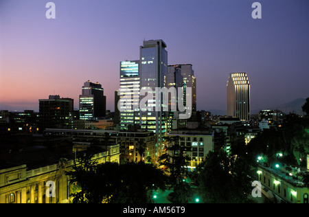 Santiago einen Panoramablick über die Stadt bei Nacht Stockfoto