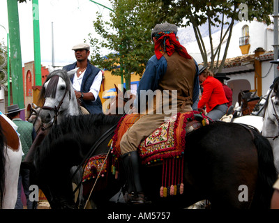 Spanische Männer in Tracht auf dem Pferderücken, auf der Feria von Fuengirola, Costa Del Sol, Spanien, gerechte Mann Männer Pferd Pferde Feria Feier Stockfoto