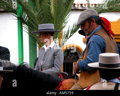 Spanische Männer in Tracht auf dem Pferderücken, auf der Feria von Fuengirola, Costa Del Sol, Spanien, gerechte Mann Männer Pferd Pferde Feria Feier Stockfoto