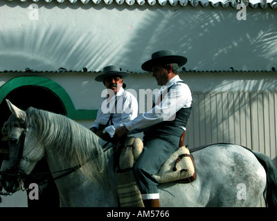 Spanische Männer in Tracht auf dem Pferderücken, auf der Feria von Fuengirola, Costa Del Sol, Spanien, gerechte Mann Männer Pferd Pferde Feria Feier Stockfoto