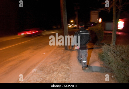 Hampton Buchten NY 022504 Miguel Mayorga Alter 36 Spaziergänge Montauk Highway in Hampton Bays Dienstag Abend auf seinem Weg nach Hause fr Stockfoto