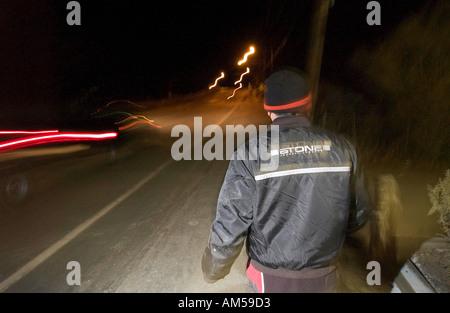 Hampton Buchten NY 022504 Miguel Mayorga Alter 36 Spaziergänge Montauk Highway in Hampton Bays Dienstag Abend auf seinem Weg nach Hause fr Stockfoto