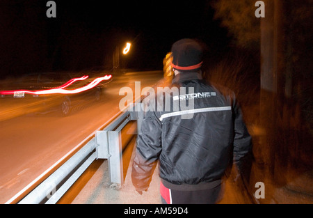 Hampton Buchten NY 022504 Miguel Mayorga Alter 36 Spaziergänge Montauk Highway in Hampton Bays Dienstag Abend auf seinem Weg nach Hause fr Stockfoto