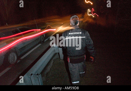 Hampton Buchten NY 022504 Miguel Mayorga Alter 36 Spaziergänge Montauk Highway in Hampton Bays Dienstag Abend auf seinem Weg nach Hause fr Stockfoto