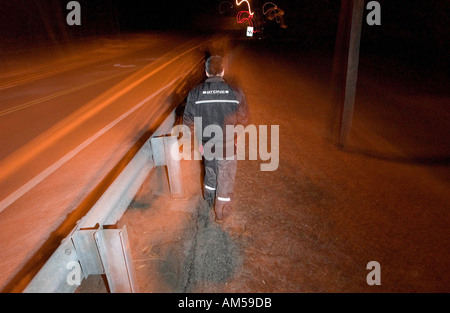 Hampton Buchten NY 022504 Miguel Mayorga Alter 36 Spaziergänge Montauk Highway in Hampton Bays Dienstag Abend auf seinem Weg nach Hause fr Stockfoto