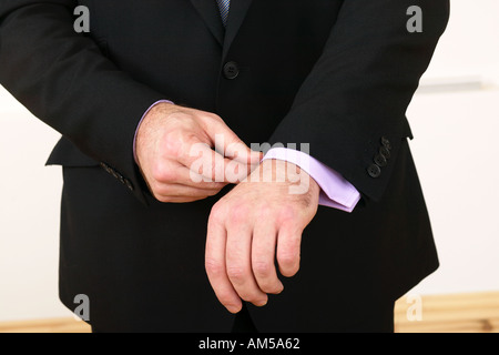 Nahaufnahme von Geschäftsmann bereiten Anpassung seine Manschettenknöpfe Stockfoto
