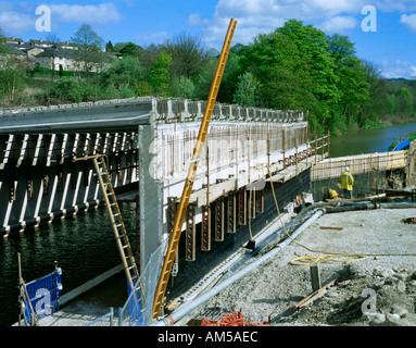 Straßenbrücke über über die Leeds-Liverpool Kanal, Bingley, West Yorkshire, England, UK gebaut. Stockfoto