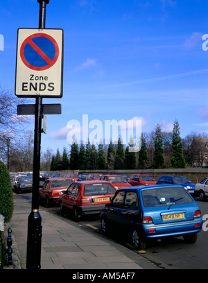 Am Ende einer "Parkverbot" Zone mit Parkplätze an der Straße jenseits; Jesmond, Newcastle Upon Tyne, Tyne and Wear, England, UK. Stockfoto