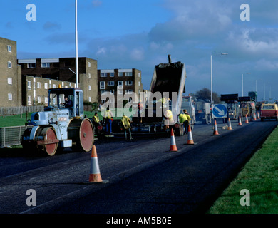 Straßenbeläge Schleifring am Arbeitsplatz; an der Küste Road, Newcastle upon Tyne, Tyne und Wear, England, UK. Stockfoto