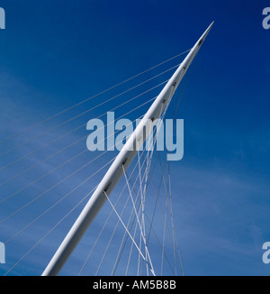 Detail der Strebe des Trinity Bridge (Santiago Calatrava, 1996) über den Fluss Irwell, Zentrum von Manchester, England, UK. Stockfoto
