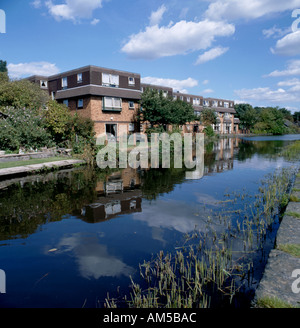 Stanmore House, ein geschützter Wohnblock gesehen, über dem Ashton unter Lyne Canal, Audenshaw, Tameside, Greater Manchester, England, VEREINIGTES KÖNIGREICH. Stockfoto