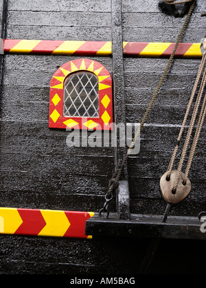 Detail der Golden Hinde (Hirschkuh) eine vollständige Replik von Sir Francis Drakes 16. Jahrhundert Schiff angedockt in der Nähe von Southwark Cathedral. Stockfoto