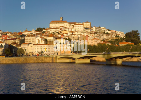 Portugal-Coimbra Stadt Universitätsgebäude und den Fluss Mondego im Abendlicht Stockfoto