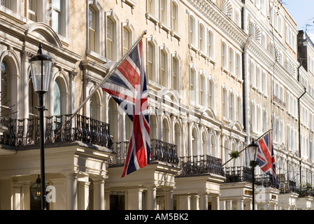 Kensington Hotel und Claverley Hotel mit britischer Flagge; Beaufort Gardens abseits Brompton Road, Knightsbridge, London SW3. Stockfoto