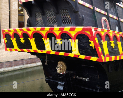 Detail der Golden Hinde (Hirschkuh) eine vollständige Replik von Sir Francis Drakes 16. Jahrhundert Schiff angedockt in der Nähe von Southwark Cathedral. Stockfoto